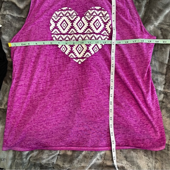 No Boundaries Fuchsia Pink Heart Graphic Workout Tank Top Tulip Back NWOT - Picture 7 of 11